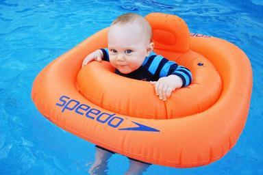 dítě v bazénu