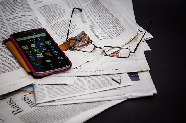 brýle, mobil, noviny
