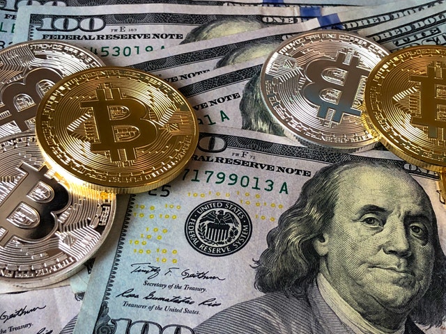 dolarové bankovky a bitcoiny.jpg