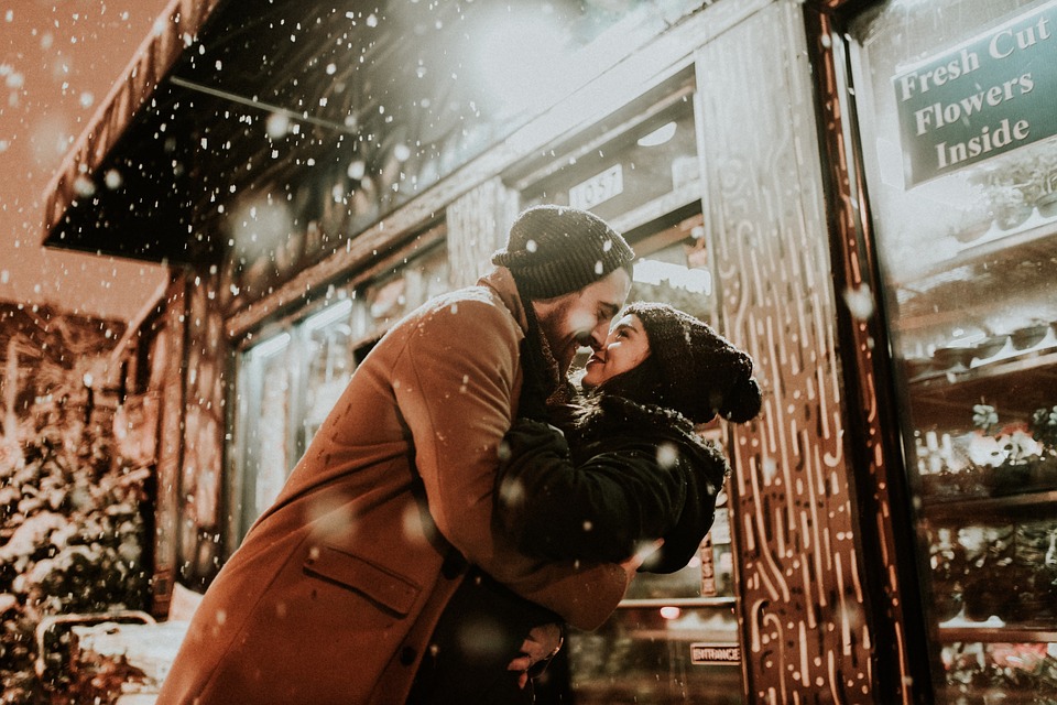 muž a žena v objetí, v zimě venku